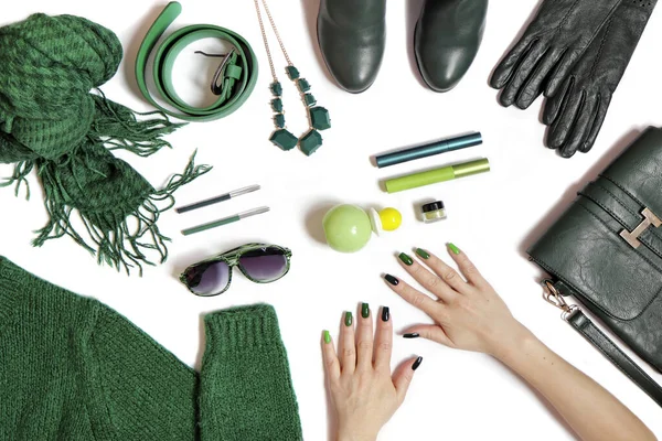 Modische Grüne Maniküre Auf Langen Nägeln Und Damenaccessoires Verschiedenen Grüntönen — Stockfoto