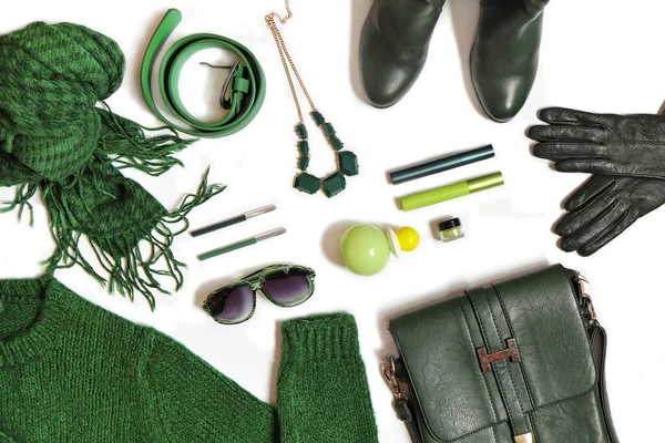 Modeaccessoires Kleidung Und Dekorative Kosmetik Sind Grün Auf Weißem Hintergrund — Stockfoto