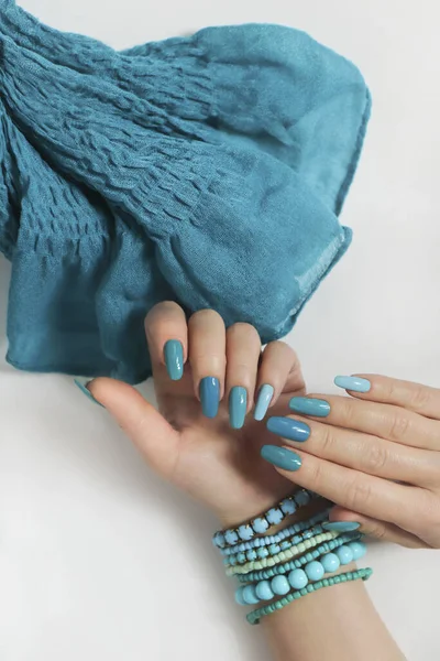 Unhas Longas Ovais Moda Com Diferentes Tons Esmalte Prego Azul — Fotografia de Stock