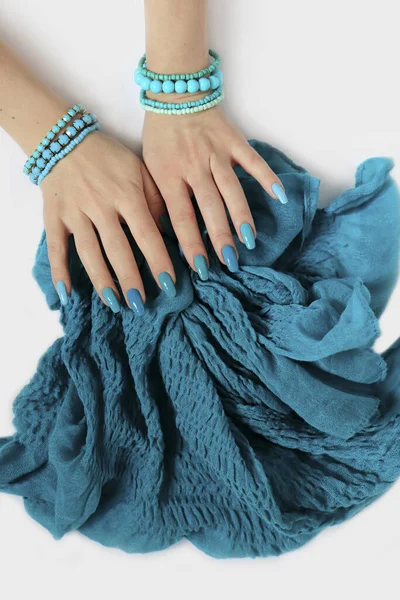 Unghie Lunghe Ovali Alla Moda Con Diverse Tonalità Smalto Azzurro — Foto Stock