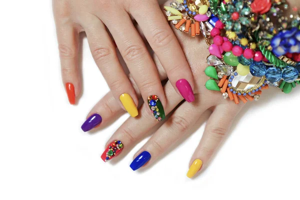 Kreatywny Jasny Nasycony Manicure Długich Paznokciach Kryształami Nail Art Rękach — Zdjęcie stockowe
