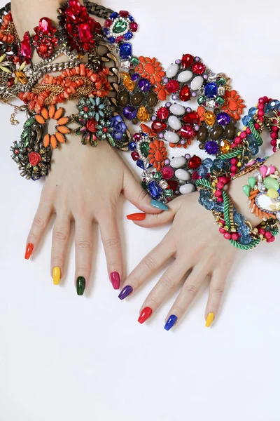 Ricca Manicure Multicolore Brillante Unghie Lunghe Con Vari Tipi Gioielli — Foto Stock
