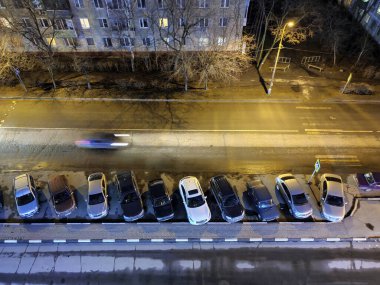 Gece evin yakınına park edilmiş farklı modellerden arabaların park edildiği sokak..