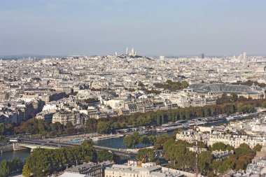 Eyfel Kulesi sonbahar görünümünden renkli Paris.