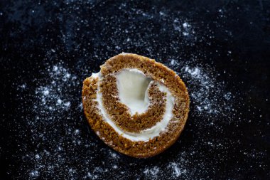 Mascarpone soslu tatlı kabak rulo.