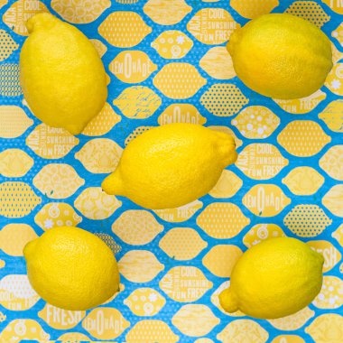 Yazıtlar bir renkli mavi-sarı zemin üzerine limon.