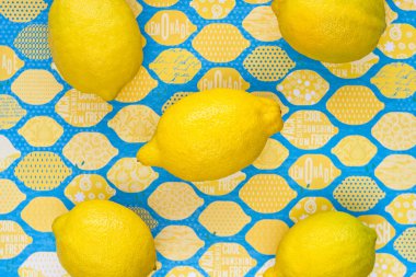 Yazıtlar bir renkli mavi-sarı zemin üzerine parlak limon.