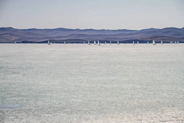 Competições de barco de gelo no inverno no lago Baikal em tempo claro em montanhas . — Fotografia de Stock