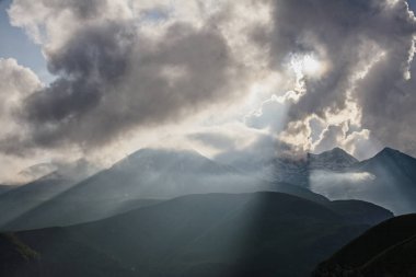 Sis ve bulutlar Georgia dağ güneş ışığı altında güzel gökyüzü.