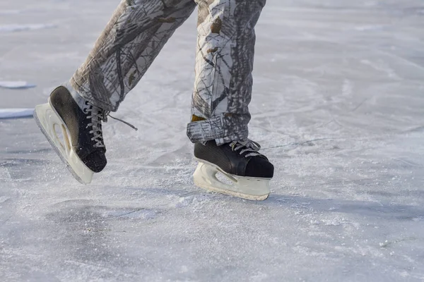 Ein Schlittschuhläufer Winterwarmen Hosen Rollt Winter Schlittschuhen Auf Dem Eis — Stockfoto