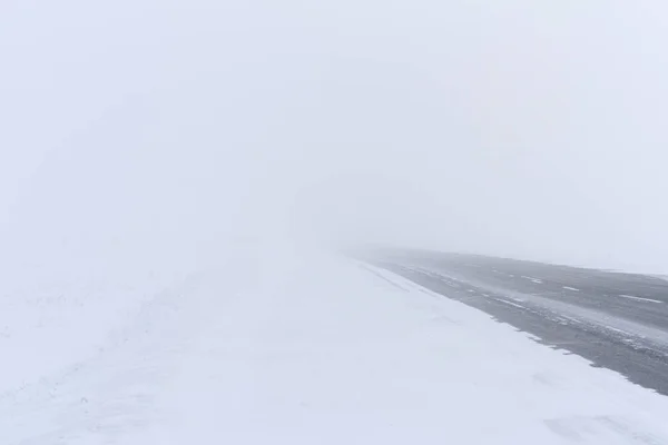 Kış Yol Işaretleri Ile Snowdrifts Ile Sis Kar Ile Kaplı — Stok fotoğraf