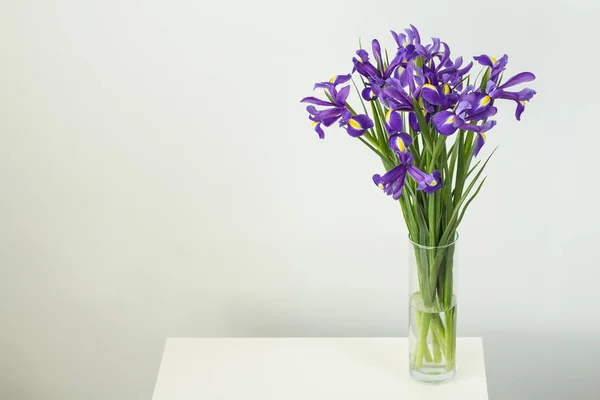 Гарний Букет Ніжних Фіолетових Ірисів Подарунок День Народження Вазі Водою Стокове Зображення