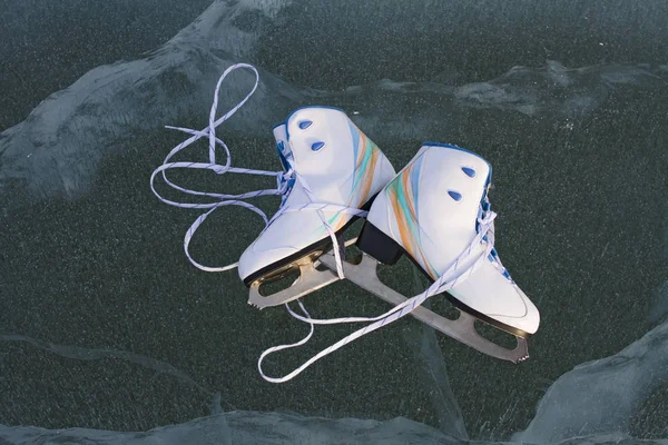 Pair Brand New Skates Laces Lies Ice Cracks Beautiful Lake — Stock Photo, Image