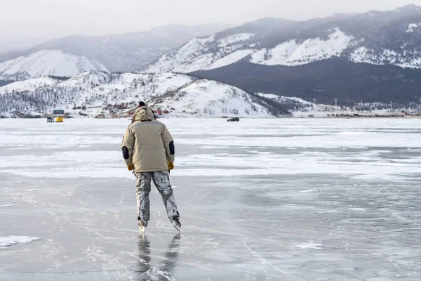 Skater Man Manèges Sur Glace Lac Baïkal Hiver Patins Sur — Photo