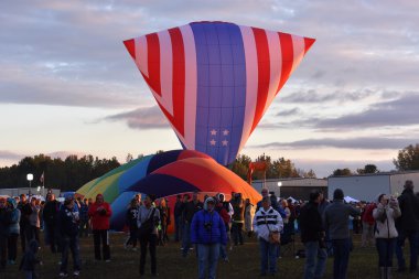 Şafakta 2016 Adirondack sıcak hava balon Festivali açılışında balon