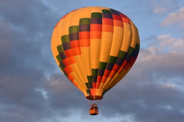 Şafakta 2016 Adirondack sıcak hava balon Festivali açılışında balon