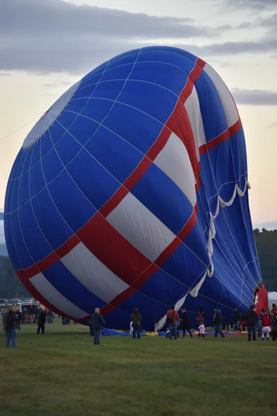 2016 Adirondack 뜨거운 공기 풍선 축제에서 새벽에 풍선 발사 — 스톡 사진