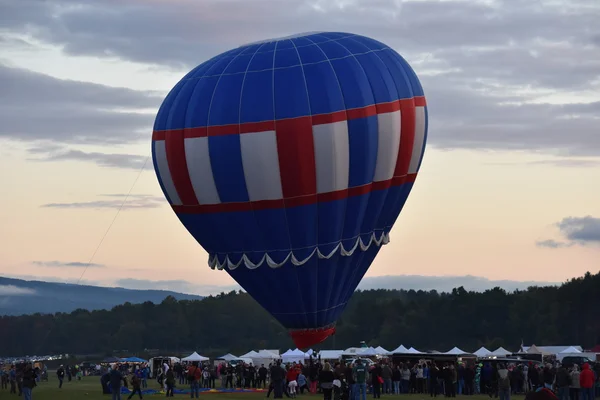 2016 Adirondack 뜨거운 공기 풍선 축제에서 새벽에 풍선 발사 — 스톡 사진