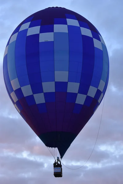 Şafakta 2016 Adirondack sıcak hava balon Festivali açılışında balon — Stok fotoğraf