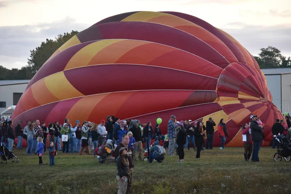 Ballonstart im Morgengrauen beim adirondack Heißluftballonfestival 2016 — Stockfoto