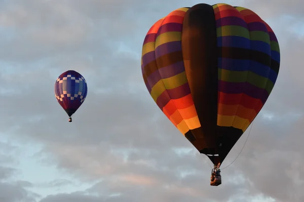 Ballon lancering bij dageraad op de 2016 Adirondack Hot Air Balloon Festival — Stockfoto