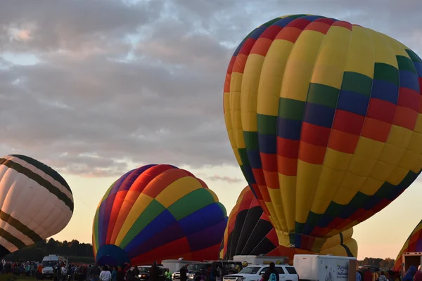 Lanzamiento de globos al amanecer en el Adirondack Hot Air Balloon Festival 2016 — Foto de Stock