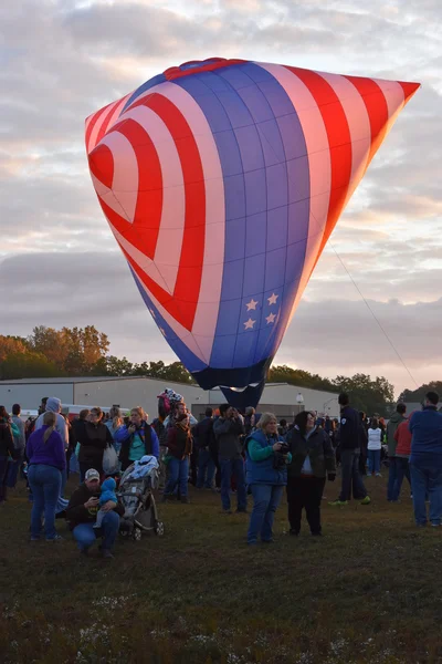 Balonu premiery o świcie w 2016 Adirondack Hot Air Balloon Festival — Zdjęcie stockowe