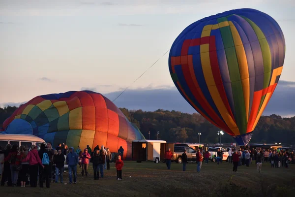 Balonu premiery o świcie w 2016 Adirondack Hot Air Balloon Festival — Zdjęcie stockowe