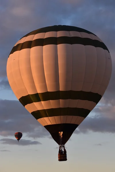 Şafakta 2016 Adirondack sıcak hava balon Festivali açılışında balon — Stok fotoğraf