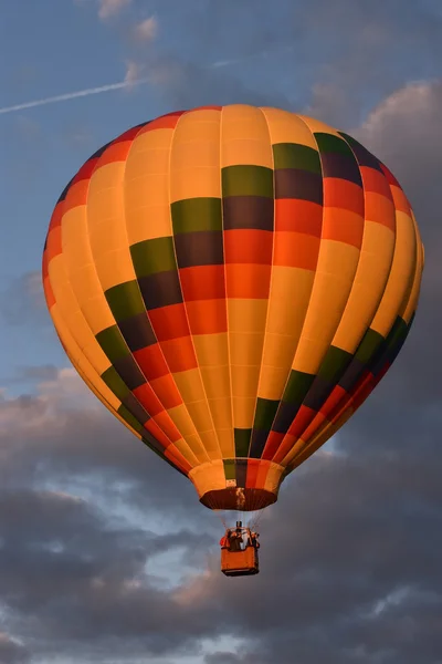 Şafakta 2016 Adirondack sıcak hava balon Festivali açılışında balon — Stok fotoğraf