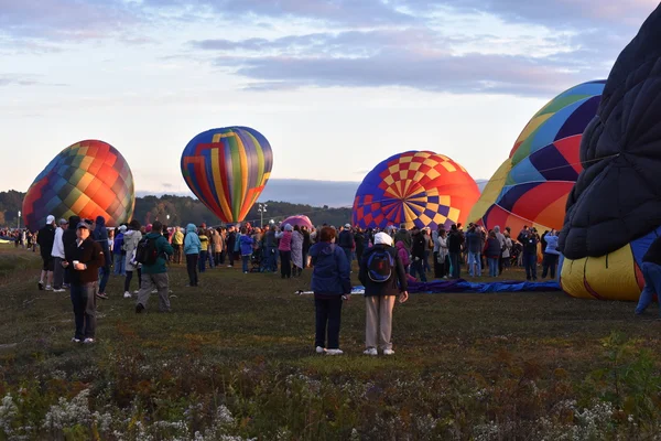 Ballonstart im Morgengrauen beim adirondack Heißluftballonfestival 2016 — Stockfoto