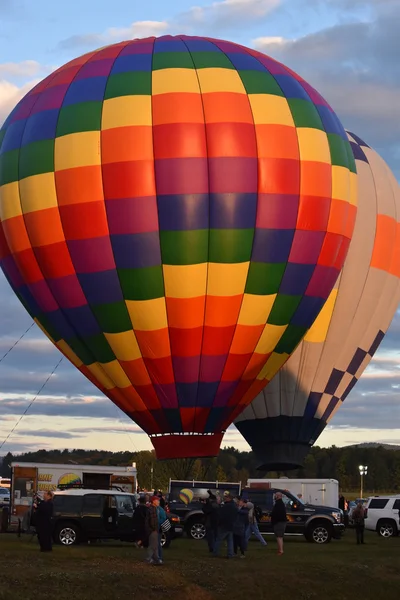 Ballongsläppet i gryningen på festivalen 2016 Adirondack varmluft ballong — Stockfoto