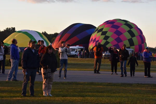 Lanzamiento de globos al amanecer en el Adirondack Hot Air Balloon Festival 2016 —  Fotos de Stock
