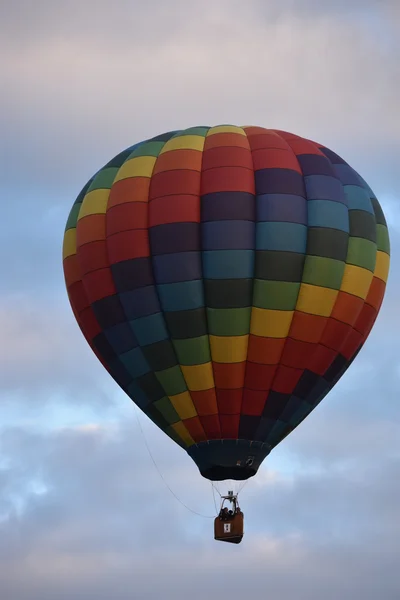 Lançamento do balão ao amanhecer no Festival de Balão de Ar Quente Adirondack 2016 — Fotografia de Stock