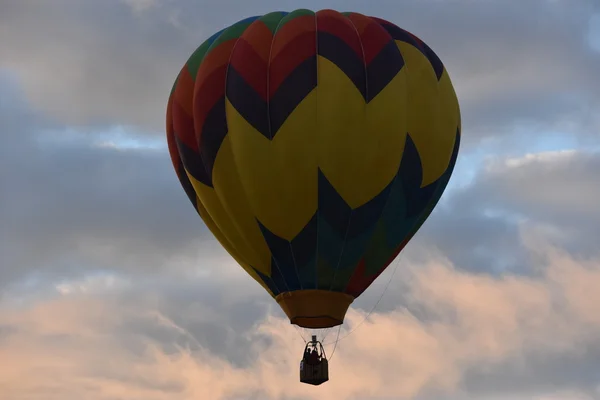 Ballongsläppet i gryningen på festivalen 2016 Adirondack varmluft ballong — Stockfoto