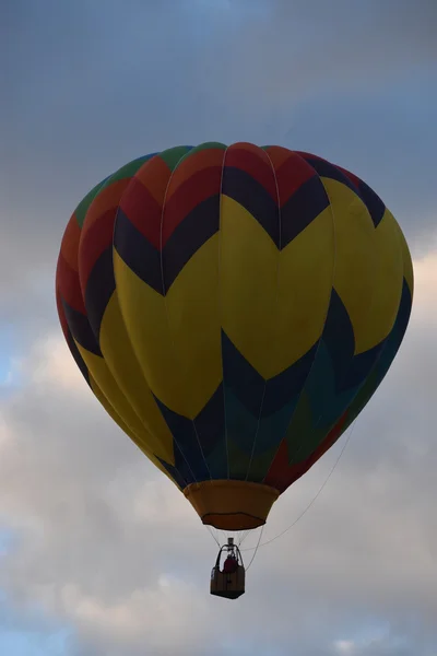 Şafakta 2016 Adirondack sıcak hava balon Festivali açılışında balon — Stok fotoğraf