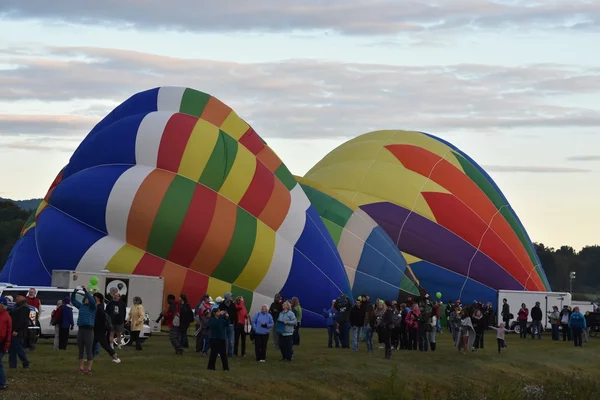 Lanzamiento de globos al amanecer en el Adirondack Hot Air Balloon Festival 2016 — Foto de Stock