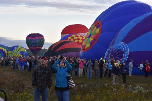 2016 Adirondack 뜨거운 공기 풍선 축제에서 새벽에 풍선 발사 — 스톡 사진