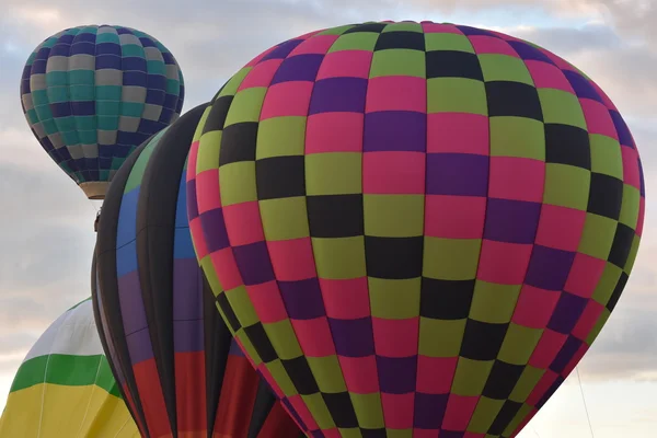 Ballon lancering bij dageraad op de 2016 Adirondack Hot Air Balloon Festival — Stockfoto