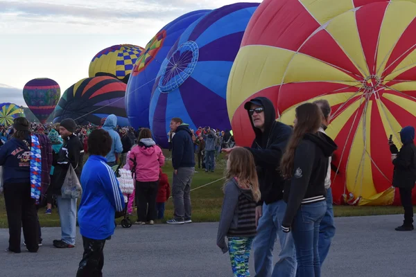 Ballonstart im Morgengrauen beim adirondack Heißluftballonfestival 2016 — Stockfoto