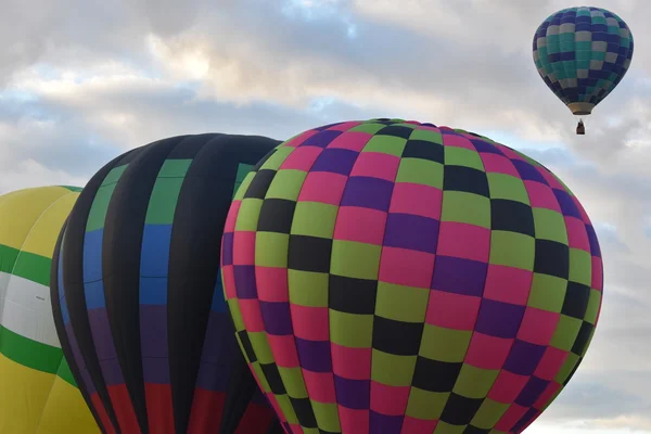 Ballon lancering bij dageraad op de 2016 Adirondack Hot Air Balloon Festival — Stockfoto