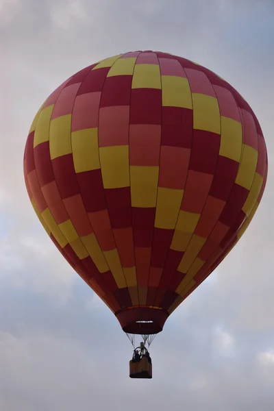 Şafakta 2016 Adirondack sıcak hava balon Festivali açılışında balon — Stok fotoğraf