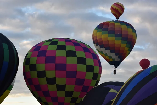 Balloon lanseres ved daggry på Adirondack Hot Air Balloon Festival i 2016 – stockfoto