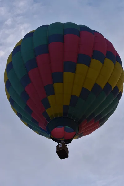 Запуск повітряної кулі на світанку фестивалі 2016 Адірондакскіх повітряній кулі — стокове фото