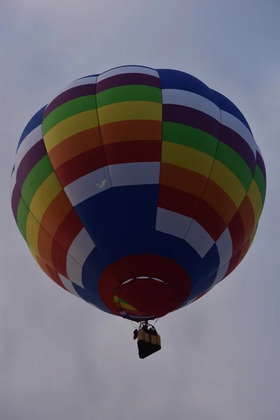 2016 Adirondack 뜨거운 공기 풍선 축제에서 새벽에 풍선 발사 — 스톡 사진