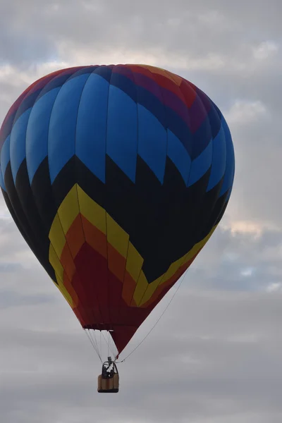 Lançamento do balão ao amanhecer no Festival de Balão de Ar Quente Adirondack 2016 — Fotografia de Stock