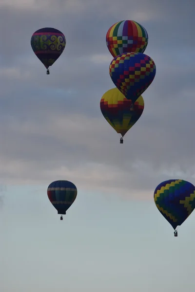 Запуск воздушного шара на рассвете на фестивале воздушных шаров Адирондак 2016 — стоковое фото
