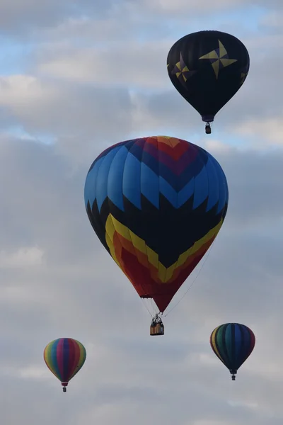 2016 Adirondack 뜨거운 공기 풍선 축제에서 새벽에 풍선 발사 — 스톡 사진