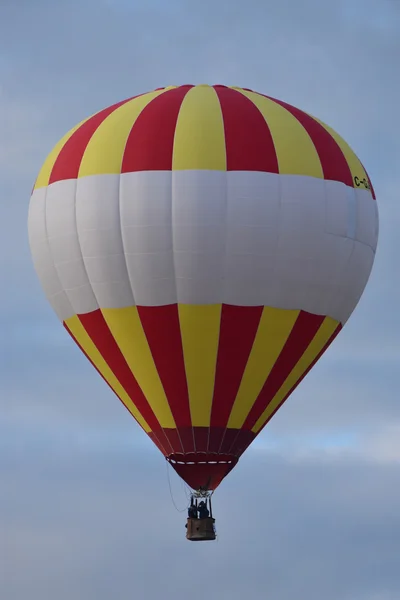 Şafakta 2016 Adirondack sıcak hava balon Festivali açılışında balon — Stok fotoğraf