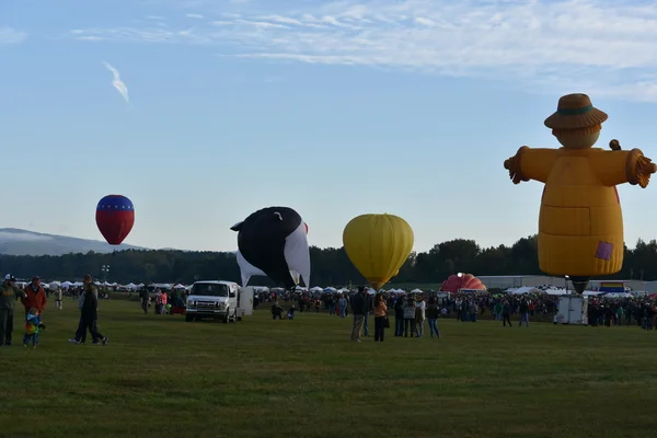 Lanzamiento de globos al amanecer en el Adirondack Hot Air Balloon Festival 2016 — Foto de Stock